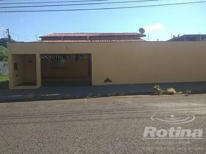 Casa para alugar, 3 quartos, Santa Mônica - Uberlândia/MG - Rotina Imobiliária