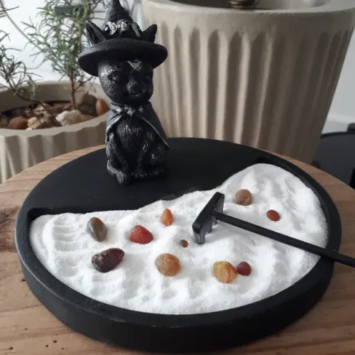 Jardim Zen com Estatueta de Gato Bruxo Wicca Decoração Mística Esotérica Magia Halloween