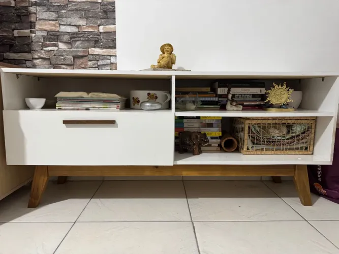 Rack de TV branco com 3 prateleiras