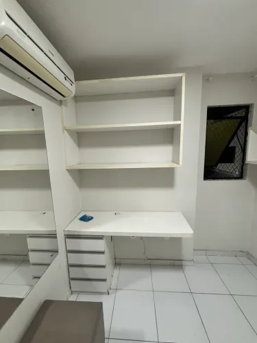 Mesa de computador, gaveteiro com 3 gavetas e estante de parede