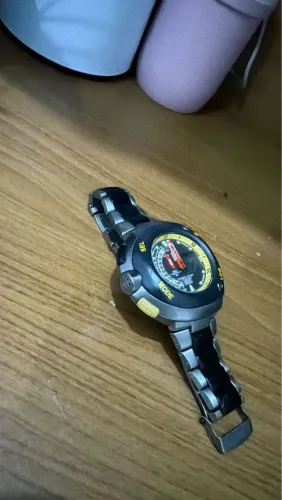 Meia lua pulseira mista fundo amarelo