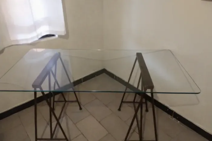 Mesa / Escrivaninha de Vidro com Cavalete de Ferro (1,40m x 0,70m)