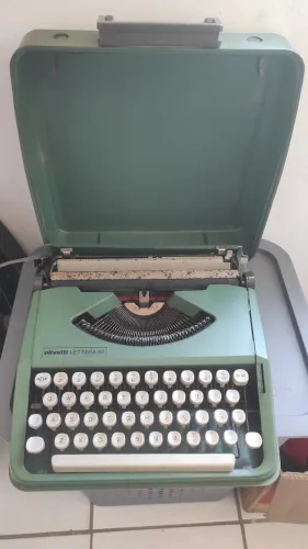 Máquina de escrever Olivetti Lettera 82