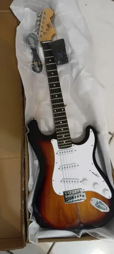 Guitarra nova na caixa