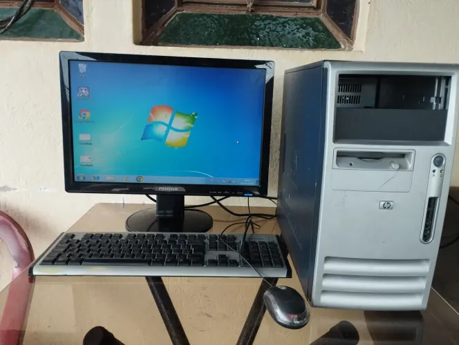 Computador com monitor de 19 polegadas