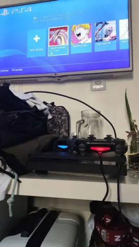 Ps4 ótimo estado+ dois controles e jogos 1Tb de armazenamento