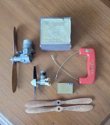 2 motores de aeromodelo com acessórios ATF .20 U control