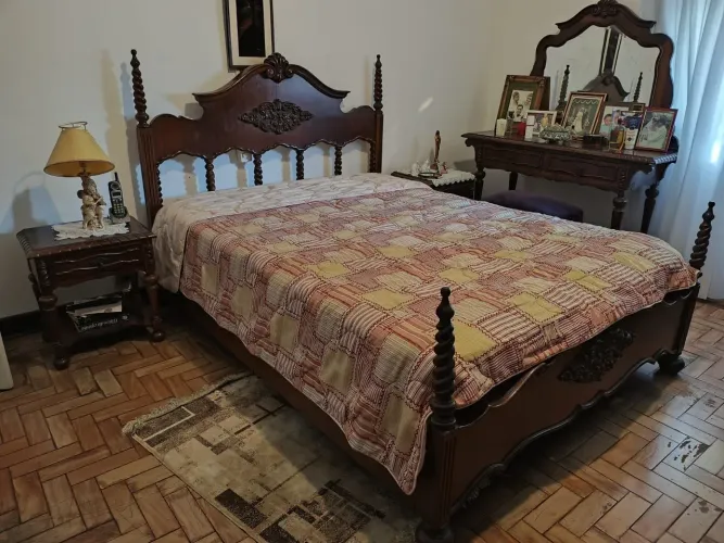 Cama de casal imbuia antiga com colchão e 02 criados mudo!