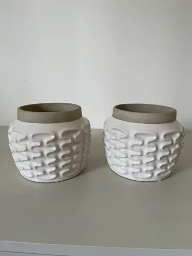 Dois vasos de cerâmica - branco com cinza
