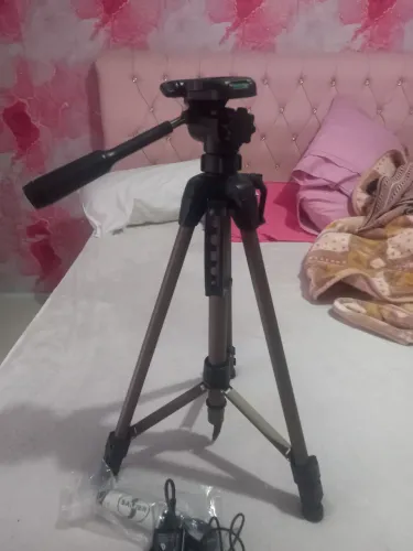 Máquina de fotografia Panasonic profissional com tripé bem conservada.