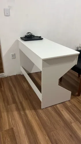 Mesa de escritório com gaveta