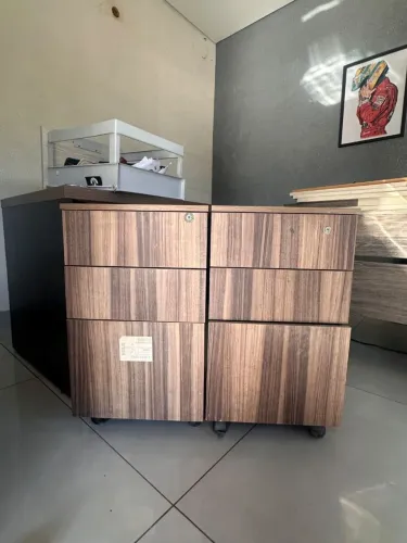 Mesa escritório com dois gaveteiros