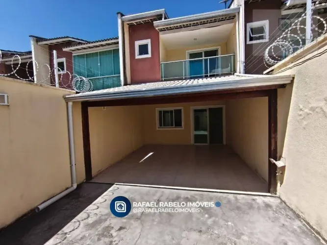 Casa duplex com 04 quartos sendo 03 suítes à venda em Eusébio.