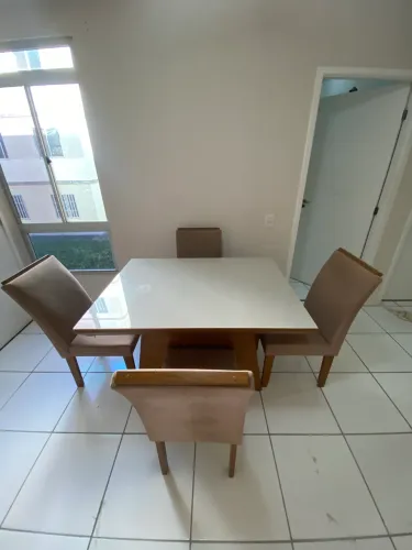 Mesa com 4 cadeiras