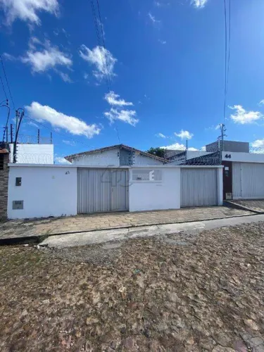 Casa para Alugar no Bairro Aeroporto (Carvalho Aeroporto)  4 Quartos, Quintal e 1 Vaga