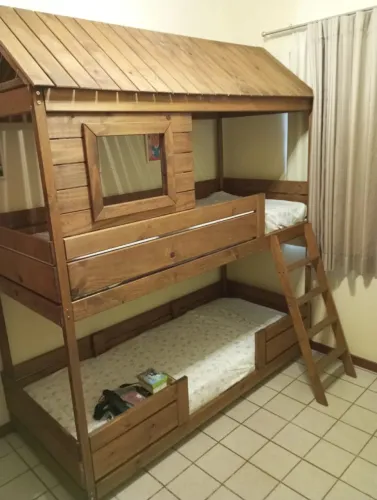 Vendo beliche casinha!! Feito todo em madeira, na época comprado na Tok Stok!