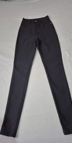 Calça jeans/brim preta, tamanho 34, a R$ 50,00.
