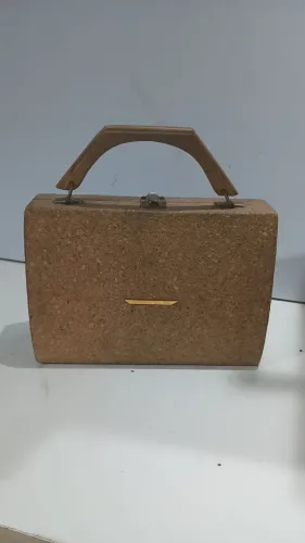 Bolsa de cortiça com alça de madeira -27,5 X 19 x 11 cm