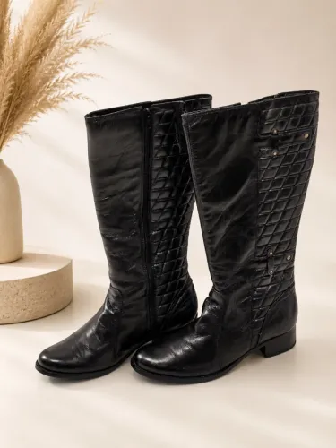 Bota Cano longo preta de couro com detalhe em textura matelassê