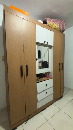 Guarda-roupa com espelho e gavetas