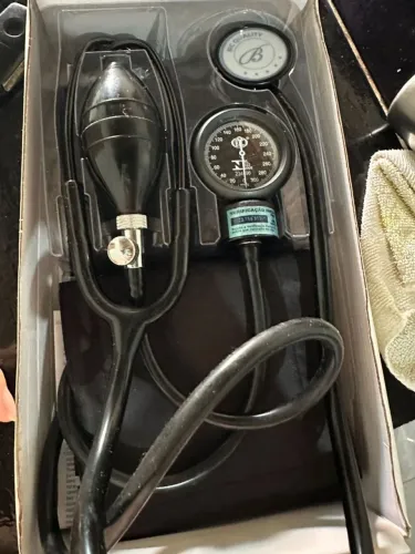 Kit de estetoscópio e esfigmomanômetro <br>Marca bic, nunca usado <br>R$ 200,00