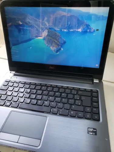 Vendo Notebook Dell Touch Screen/ Intel core i7/ 8 GB Memória/160 GB SSD/Bateria segurando