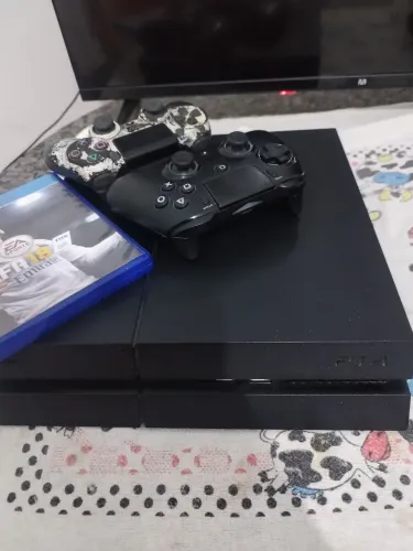 Playstation 4, um jogo mídia física, 2 controles