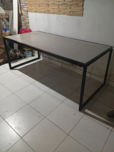 Mesa industrial retangular tampo MDF estrutura Metalon 
