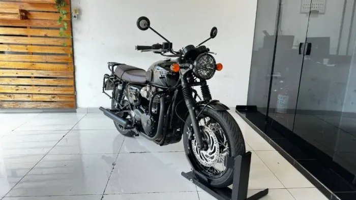 TRIUMPH BONEVILLE T120 ABS 2023 PRETA COM 26.000 KM