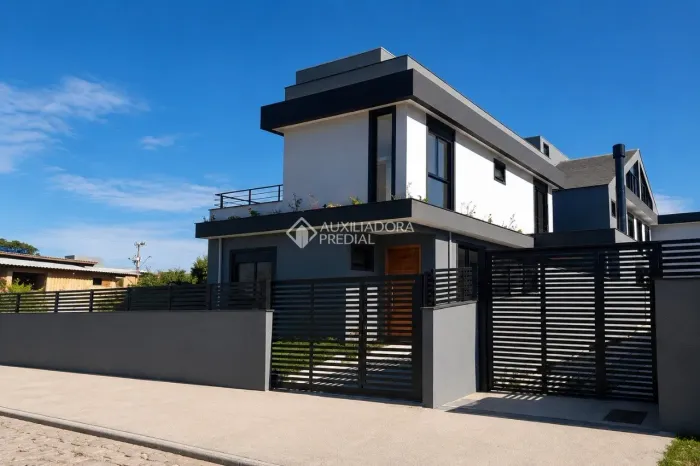Linda Casa de 2 Pisos com 3 Quartos e Suíte