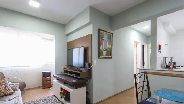 Lindo apto, piso laminado, varanda com vidros, Box vidro no banheiro