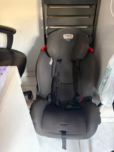 Vende-se uma cadeirinha de 0 a 25 kg.