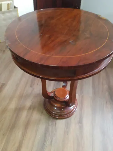 Peça exclusiva de época, perfeita para trazer charme e sofisticação à sua sala de estar. F
