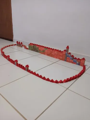 Brinquedo infantil com 325 blocos de montar