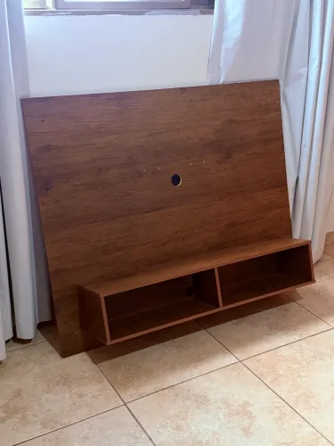 Painel para TV com rack/nichos - cor amadeirada