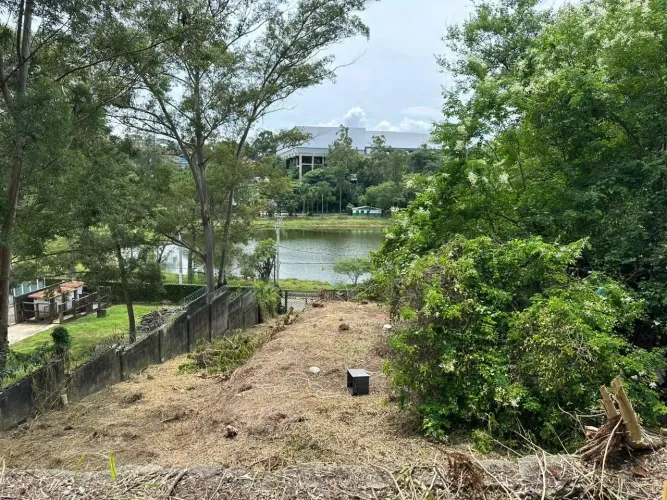 Terreno em Três Montanhas murado e dividido em plato.