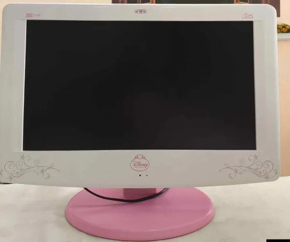 TV DISNEY COM UM PEQUENO DETALHE NO LIGA E DESLIGA MAS FUNCIONANDO PERFEITAMENTE.