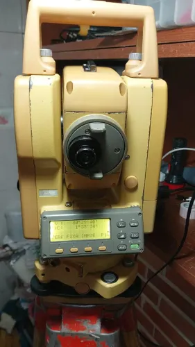 Estação total marca Topcon modelo GTS 229
