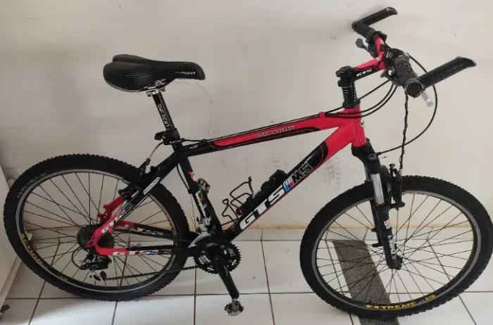 VENDO COM TRISTEZA BIKE LINDA ARO 26 EM ÓTIMO ESTADO E COM PREÇO 