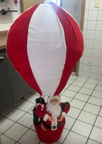Papai noel no balão lindo usado uma vez