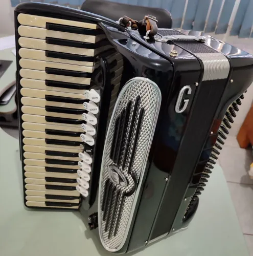 Acordeon giulietti f115.. novíssima..mais nova impossível..