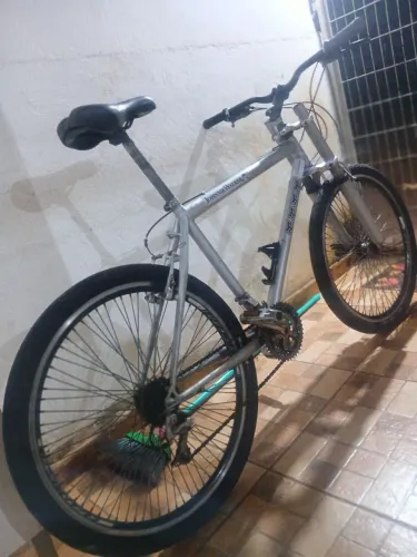 Vendo bicicleta aro 26 amortecedor!marcha Catraca pé de vela shimano só pegar e andar