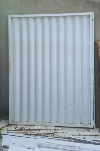 Vendo Portão em Alumínio Branco, nas dimensões de 2,90 Largura X 1,9 Altura
