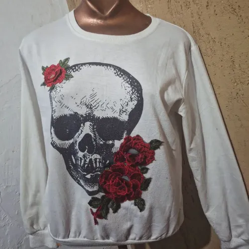 Moletom de caveira  com flor em relevo tm P/M