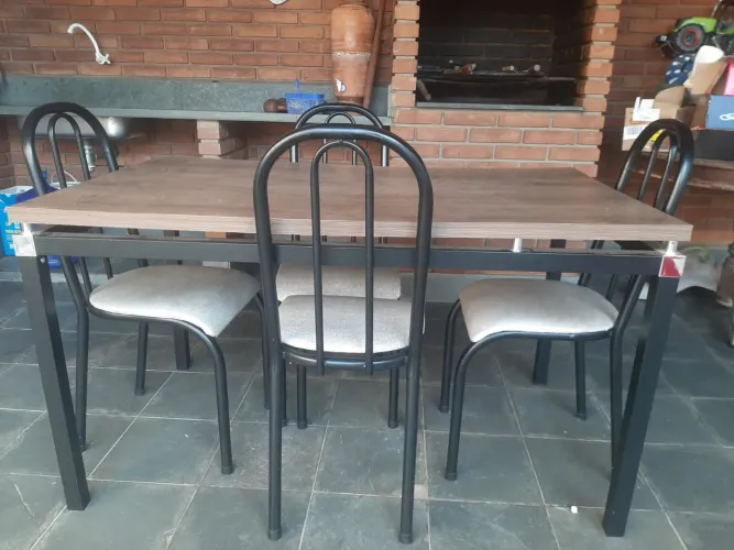 Mesa com 4 cadeiras