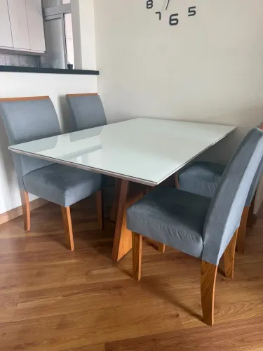 Mesa de jantar com 4 cadeiras