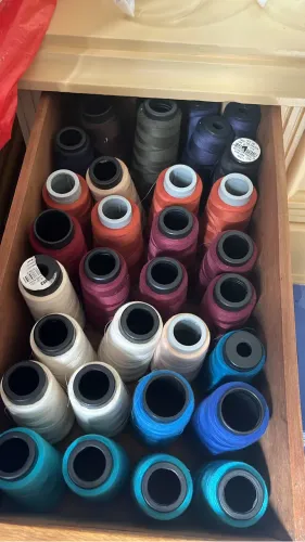 Lote de Linhas de Costura 100% Poliéster - Diversas Cores (Cones Grandes)