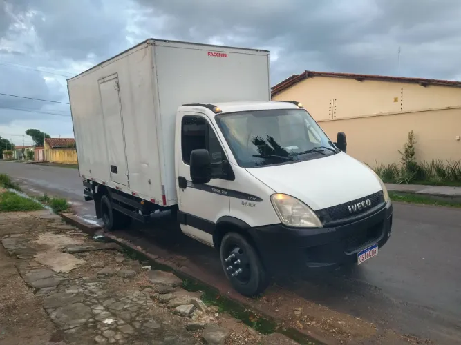 Iveco Daily 2013 baú 4.50