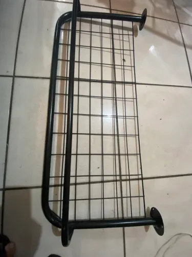 Arara suspensa preta