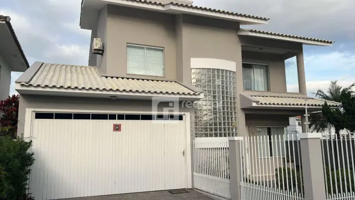 Casa Alto Padrão em condomínio fechado no Centro de Palhoça